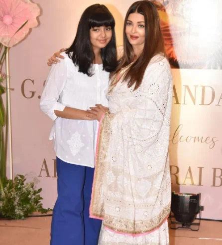Aaradhya Bachchan with Mother (Aishwarya Rai Bachchan)