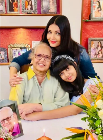 Aaradhya Bachchan with Naani & Mother