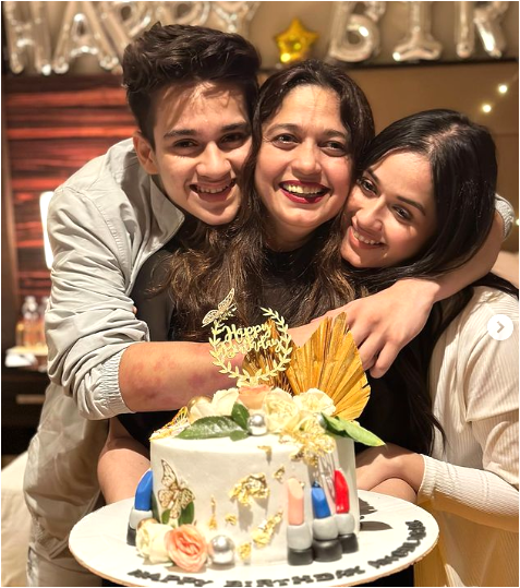 Jannat Zubair with her Brother and Mother